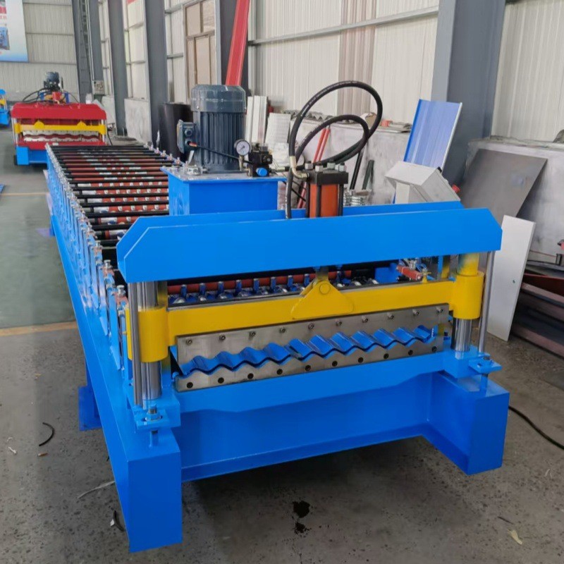 Single-layer roof tile forming machine