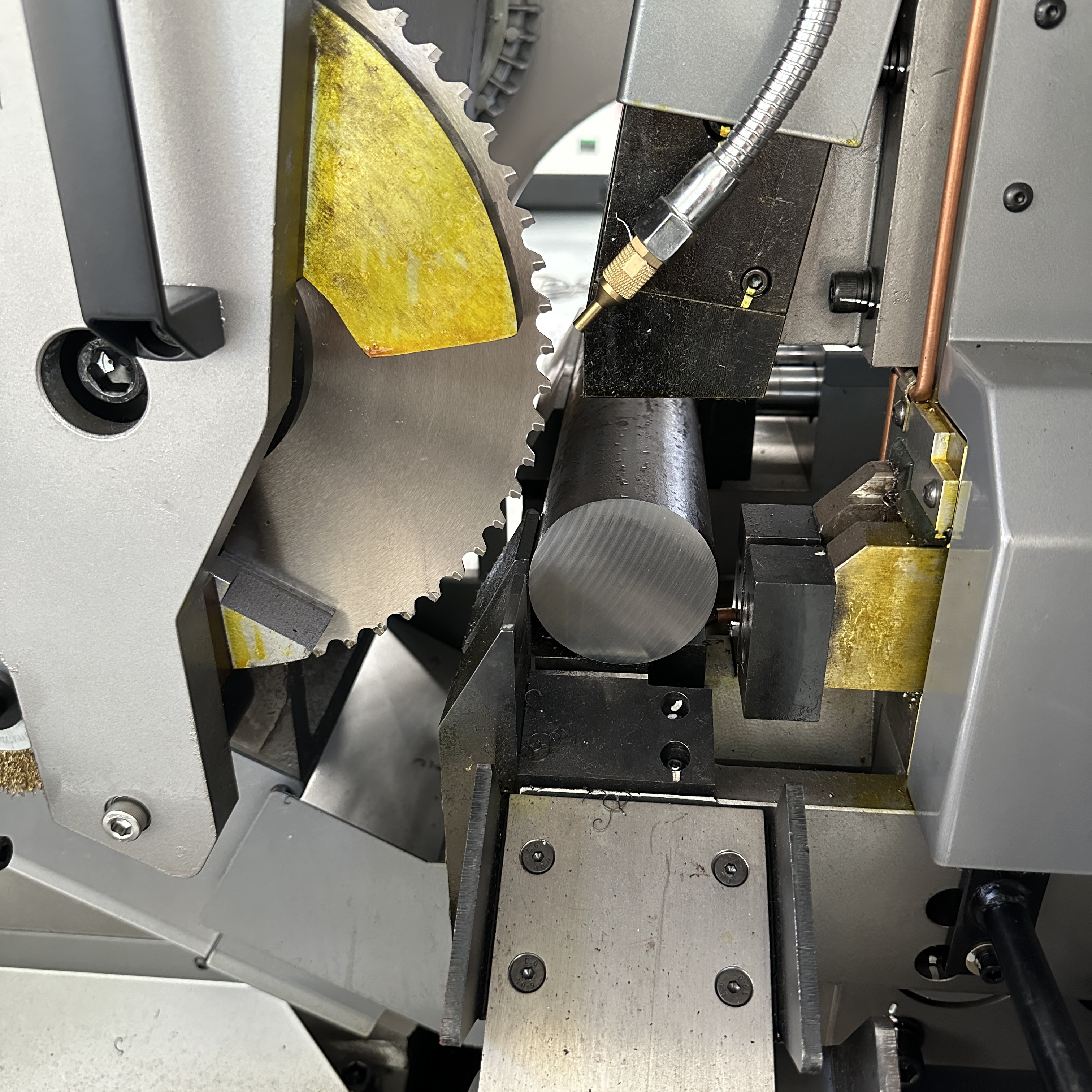 How to choose the right precision cutting method for metal tubes and bars?